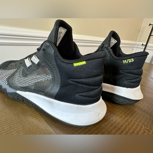 Nike size 5 Kyrie Flytrap V 5 Black White Cool Grey Volt Youth Kids Boys size 5 - Picture 6 of 12